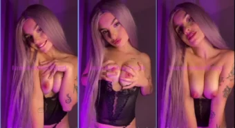 Amber Ford exibindo um sorriso irresistível em um vídeo bem picante