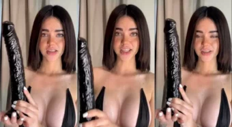 Dá só uma olhada na Melisa Ruiz exibindo o consolo de 35 centímetros que eu comprei pra dar aquela relaxada!