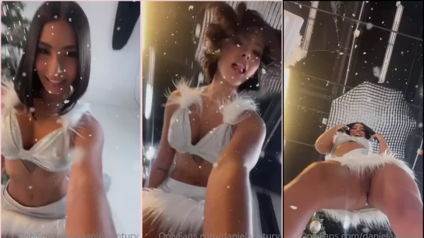 Daniela Antury deixou o celular no chão e gravou a sua pepeca