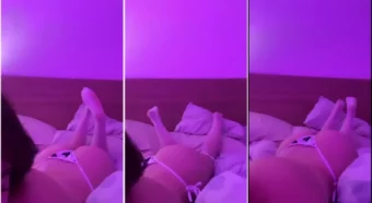 Deitadinha de barriga pra baixo, a yarelylyy é tudo de maravilhoso!