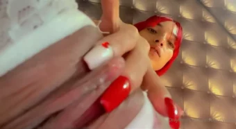 Descarada e irresistível, a Chriss Molly com a mão na sua bucetinha fervendo de desejo