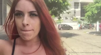 Electra Dominica exibindo a sua beleza na rua