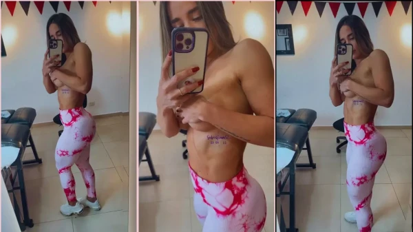 Isabella Inchaurregui ali, na frente do espelho, sem sutiã