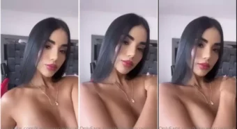 Karina Garcia, uma morena cheia de curvas, se tocando sensual