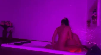 Karlyane Menezes dando uma rebolada na banheira