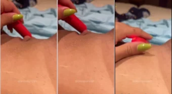 Larissa Sumpani com um vibrador no localzinho