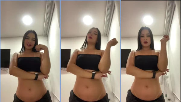 Laura Natali fazendo uma dancinha bem gostosa e se gravando
