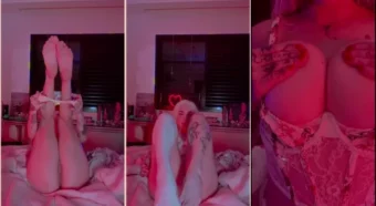 Maru Karv deitadinha na cama, abrindo bem as pernas