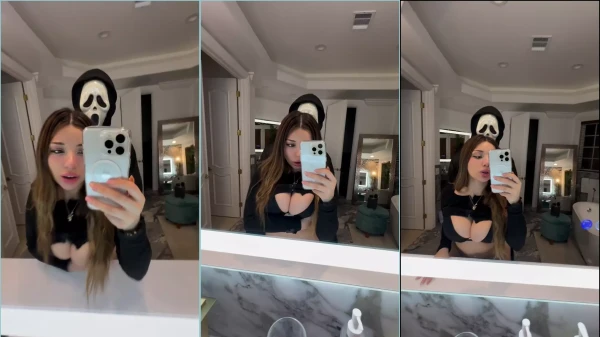 Mascarado travesso se divertindo com a gata de seios generosos, Katiana Kay, por trás