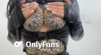 Mercedes Uhia exibindo seus peitões tatuados de um jeitinho provocante