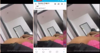 Natalia, a gata safadinha, tá de quatro na cama toda pelada
