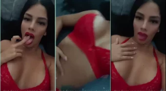 Novinha ousada Alejaachavez15 exibindo as teta