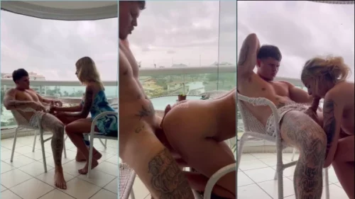 O Paccoo pegou a loirinha de quatro na cadeira, hein!