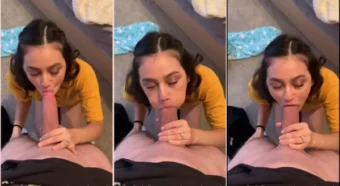 Piranha Bbyxcherry fazendo um serviço de boquete
