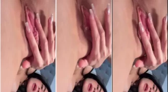 Thaissa Fit linda e sensual, com as mãos acariciando seu corpo de forma provocante