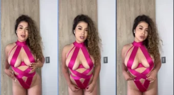 Valentina Fernandez de calcinha roxa exibindo o bumbum