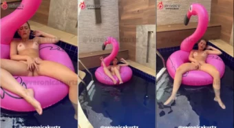 Vernica Kurtz com a mão na sua bucetinha
