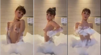 Vicky Harper, a garota ousada do pornô, se gravando na banheira.