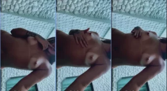 Vídeo da Ani Rocha no OnlyFans se acariciando de um jeito bem sensual