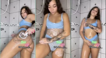 Vídeo picante da Medusa de calcinha azul se divertindo no banho