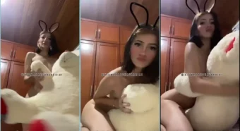 Xiomara Echavarria, toda sexy, se divertindo pelada com seu ursinho