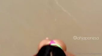 A AhJaponesa soltou o corpinho na praia