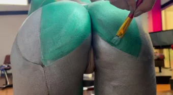 A famosa DElettraaoficial arrasando com pintura corporal!