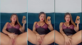 A Larissa Sumpani se divertiu e ebuceta os dedos grudentos