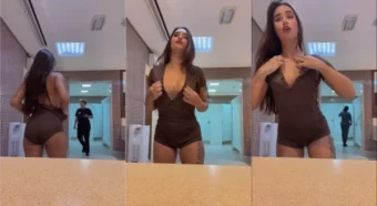 Apareceu na internet um vídeo da Bahala despida no banheiro público, com todo mundo vendo ela sem roupa!