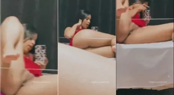 Bella Doll no vídeo irresistível na cama, revelando sua xerequinha deliciosa