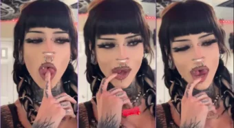 Branquinha cheia de tatuagens, M0rguekittyy, em um vídeo safadinho se lambendo