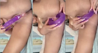 Dá uma olhada na Gaby Lopez se divertindo com um consolador grandão na cama!