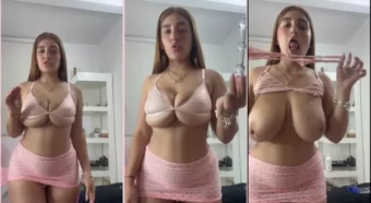 Dias Colina com suas novas unhas decoradas