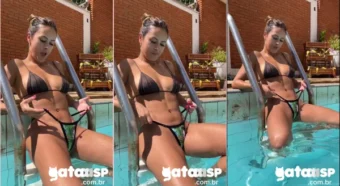 Gata amadora loirinha de biquíni se jogando na piscina