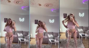 Lana Waifu de calcinha e blusinha rosa se exibindo enquanto dança