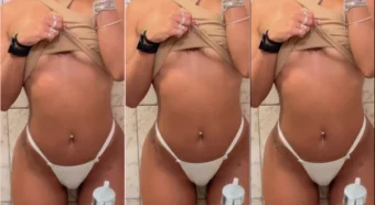 Lessa Silva, a gata do OnlyFans, super sexy e de calcinha no banheiro