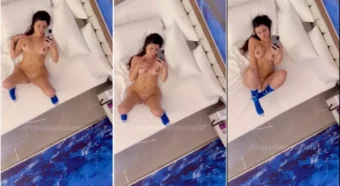 Natasha Naturista se gravando sem roupa, de frente pro espelho no teto do motel