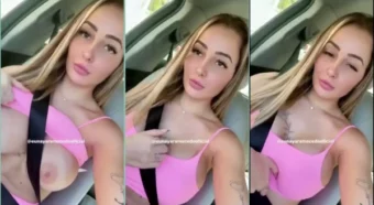 Nayara Macedo, a gostosona, tá toda safadinha no carro mostrando os peitos