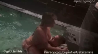 O safado aprontou com a Gabi Tamiris na piscina!