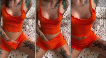 Thata meteu a mão na calça e começou a se tocar