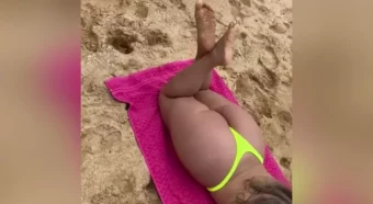 Vídeo da Juli Figueiro aproveitando o calor do sol na praia