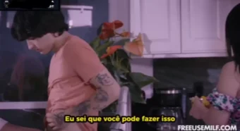 Vídeo pornô com legendas que envolvem relações familiares
