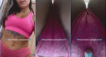 Yayakztroo posicionou a sua bucetinha bem pertinho da câmera e começou a deslizar os dedos por ali