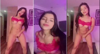 A Danielac1509 resolveu tirar a calcinha e começou a se tocar em pé