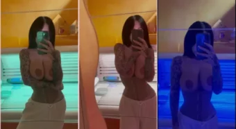 A novinha da CNN, Alex Mucci, gravando um vídeo dela se exibindo pelada no espelho