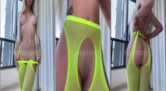 A Sabrina De Martini adora mostrar seu corpinho pelado