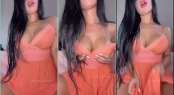 Carol Machado levantando a roupa pra exibir a bicicletinha