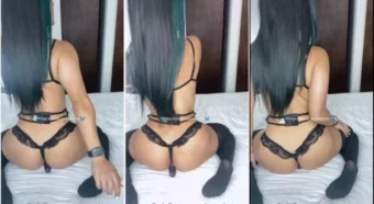 Com toda a vontade do mundo, vestindo uma calcinha de arrasar, a yayakztroo se remexe em cima do vibrador