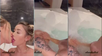 Jessica Pacheco se refrescando de boa, sem pudor, com a amiga no banho