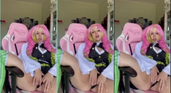 Kinechan cheia de charme, na boa, sem roupa e com uma peruca rosa, se divertindo sozinha